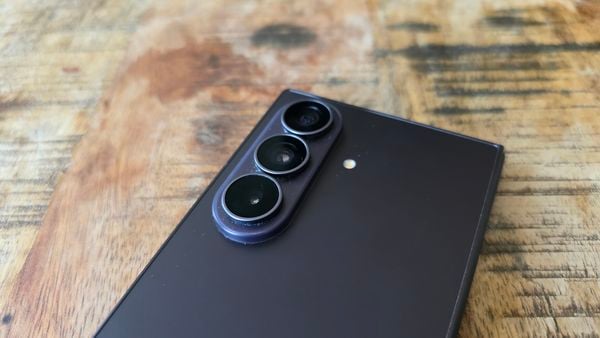 Met het nieuwe paspoortformaat van de Samsung Galaxy Z Fold8, is het heet geworden onder de voeten van zijn grotere broer. Is de Galaxy Z Fold8 Ultra nog wel de prijs waard?
