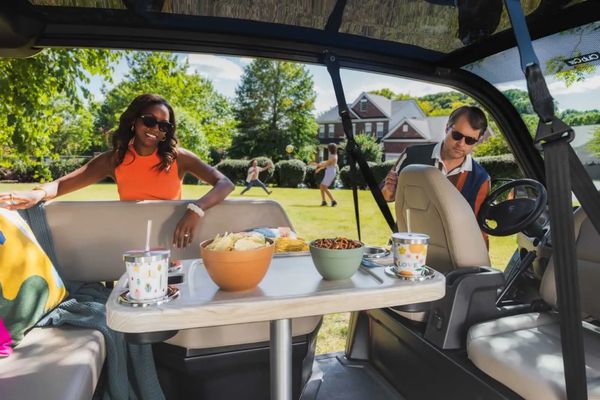 Het Amerikaanse Club Car heeft een hele bijzondere golfwagen onthuld. De CRU heeft namelijk een hoekbank en tafel inbegrepen.