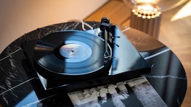 Audiomerk Pro-Ject komt met een opvolger van hun veelal geliefde Pro-Ject Debut Carbon Evo platenspeler. En hij zit er strak uit.