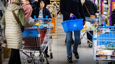 Sinds zondagmiddag kampen Albert Heijn, Etos en Gall & Gall met een IT-storing. De drie winkels vallen onder hetzelfde moederbedrijf: Ahold Delhaize. Volgens Ahold Delhaize gaat het om een beveiligingsprobleem in het eigen netwerk. Om de IT-omgeving te beschermen, heeft het bedrijf preventief een aantal systemen uitgeschakeld. Wat de precieze oorzaak van het probleem is, laat het bedrijf nog niet weten. Het gevolg is dat de websites en apps van de verschillende winkels niet goed werken. Wie de website van Albert Heijn bezoekt, krijgt een storingsscherm te zien. Daarop zijn veelgestelde vragen te lezen. Ook de app van de supermarkt werkt grotendeels niet. De Bonuskaart is nog wel zichtbaar. Het probleem blijft niet alleen bij de website en de app. Albert Heijn bezorgt tijdelijk geen online bestelde boodschappen. Heb je dus eerder boodschappen besteld, dan zal je voorlopig nog geduld moeten hebben. In de winkels zelf kan je nog wel gewoon shoppen. Ook daar zijn echter problemen. Zo staan op de elektronische schapkaartjes mogelijk nog de actieprijzen van vorige week, terwijl de kassa's de huidige prijzen rekenen. Daarnaast werken spaarsystemen die aan de app of persoonlijke Bonuskaart gekoppeld zijn niet. Ook persoonlijke kortingen zoals Mijn Bonus Box zijn tijdelijk niet te gebruiken. Klanten die hierdoor persoonlijke kortingen mislopen, worden volgens Albert Heijn gecompenseerd zodra dat mogelijk is. Wel adviseert de supermarkt om de kassabon goed te bewaren. Wil je dus boodschappen doen, dan is het wellicht verstandiger om nog even te wachten als je zeker wil weten dat je geen persoonlijke korting of spaarvoordeel misloopt. Het is onbekend wat de precieze oorzaak van de storing is. Daarnaast is het ook nog niet duidelijk hoe lang de problemen gaan duren. Ahold Delhaize zegt dat het incident wordt onderzocht en dat wordt gewerkt aan het herstel van de diensten.