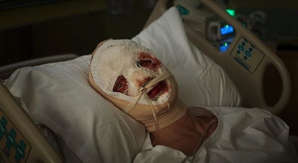 DC doet het opnieuw helemaal anders. Terwijl Marvel steeds grotere werelden, heldenteams en CGI-gevechten uit de kast trekt, kiest DC met Clayface voor iets dat een stuk ongemakkelijker voelt: een ranzige bodyhorrorfilm over een acteur die letterlijk zijn gezicht verliest.