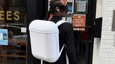 Een bijzondere design studio heeft een rugzak gemaakt wat eigenlijk een opgeblazen AirPods-oplaaddoosje is.