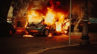 Waarom elektrische auto's en fietsen in brand kunnen vliegen