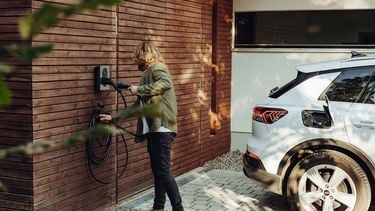 Nieuwe (elektrische) auto's bespieden je (en dit kan je er tegen doen)