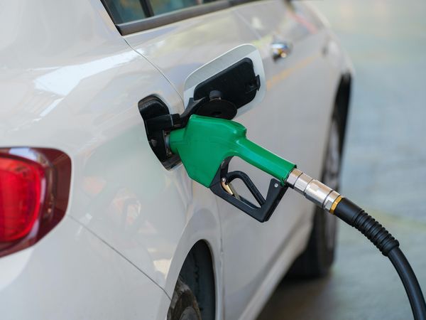 Mogelijk heb je je tijdens het tanken weleens verveeld. Bij sommige tankstations in Nederland hoeft dat voorlopig niet meer.