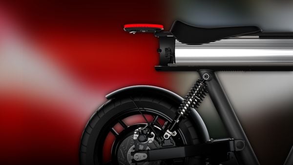 Het Duitse Sol Motors heeft hun opvallende elektrische brommer uitgebracht. Het hele voertuig draait op één gigantische AA-batterij.